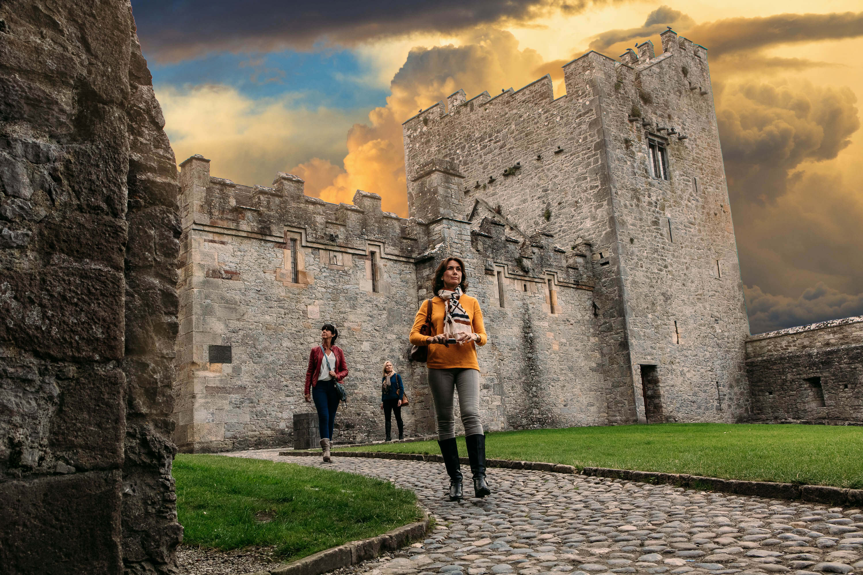 Visit the castle. Castle Rock Ирландия. Туристы в Ирландии. Экотуризм в Ирландии. Северная Ирландия туризм.